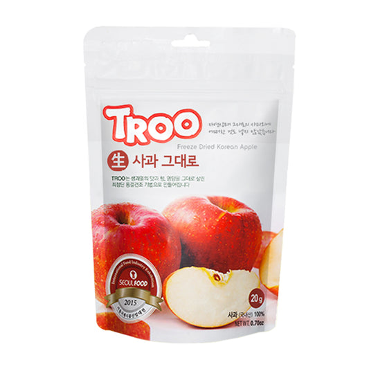 냉동 건조한 한국산 사과, 트루 브랜드의 흰색 포장에 빨간색과 하얀색 로고가 표시된 포장. 포장 전면에는 신선한 빨간 사과와 한 조각이 나타나 있으며, '서울푸드' 인증 마크와 함께 제품 무게가 명시되어 있음