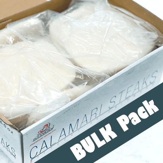 깔라마리 오징어 스테이크 대용량 팩, 푸른색 'Calamari Steaks Bulk Pack'가 적힌 상자에 개별 포장된 살이 통통한 흰색 깔라마리 스테이크가 여러 개 들어있음. 상자의 하단에는 제품의 프리미엄 품질을 강조하는 로고가 보임
