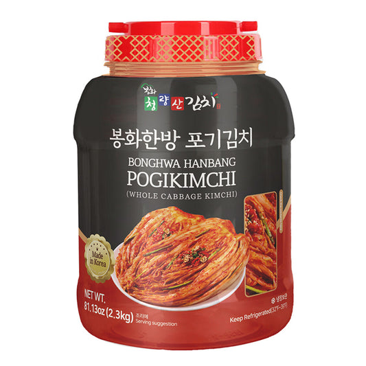 봉화한방 포기김치, 검정과 빨간색 무늬의 플라스틱 용기에 포장된 전체 배추 김치, 상단에 한글과 영문으로 '봉화 한방 포기김치' 및 'Bonghwa Hanbang Pogikimchi (Whole Cabbage Kimchi)'라고 표기되어 있으며, 'Made in Korea'와 제품 무게 2.3kg가 명시됨. 포장에는 신선한 김치 이미지와 함께 보관 온도를 나타내는 정보가 포함됨
